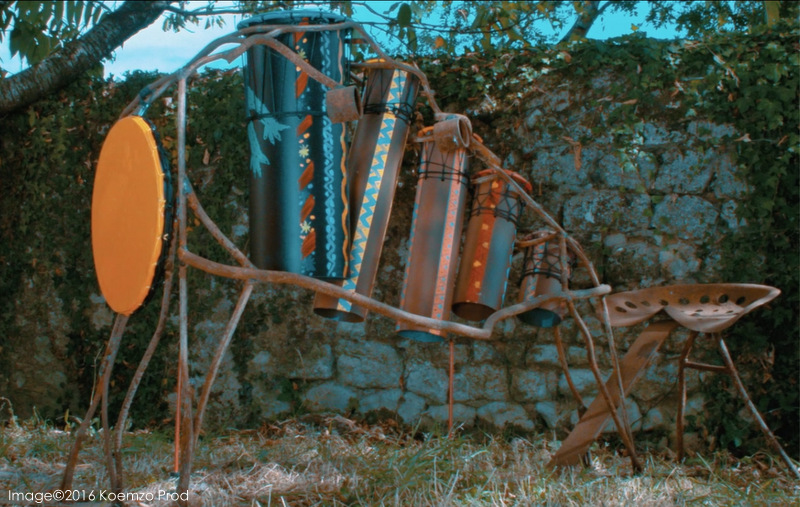 sculpture tambour art brut singulier primitif recyclage PVC et métal décoration de jardin animation ludique pédagogique thérapeutique