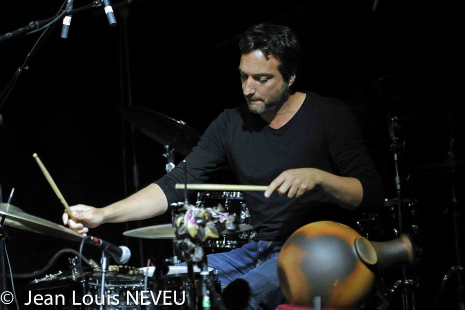 musicien percussionniste utilisant udu druma ARS Percussions