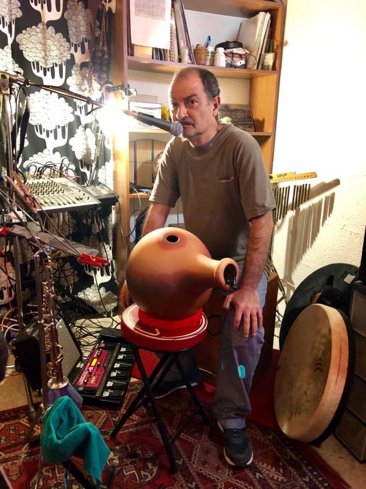 musicien jouant percussion udu drum atelier terre et son