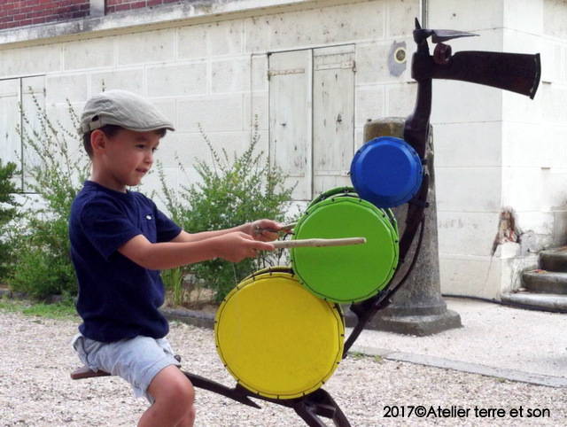 sculpture musicale de plein air réalosée avec des enfants de primaire des tubes PVC de recyclag et du métal de réemploi et recyclage