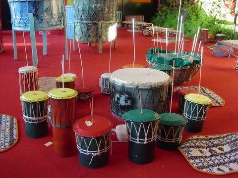 tambour à friction instrument de musique créés avec des matériaux de recyclage