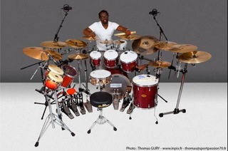 musicien joue percussionnisteudu drum