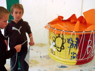 instrument de musique créés avec des enfant en matériaux de recyclage