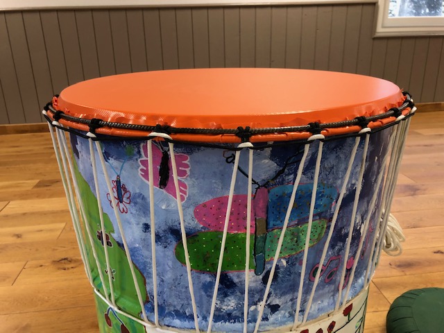 gros tambour fabriqué avec enfant école primaire avec matériaux de récupération et recyclage
