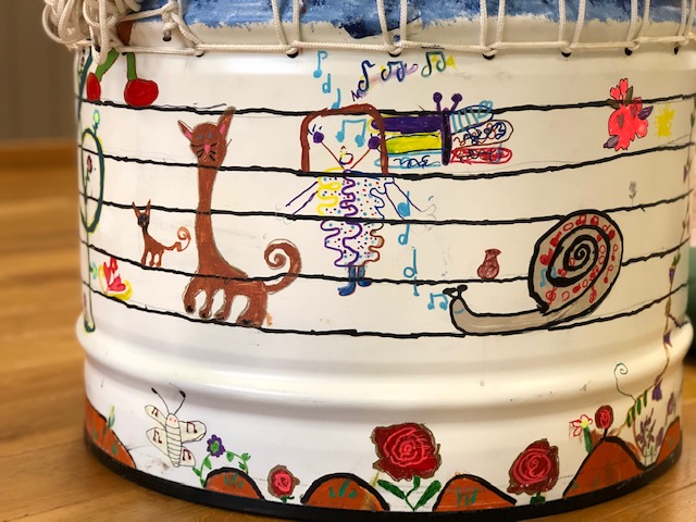 décor tambour réalisé par enfant classe primaire ( CE ) avec matériaux de recyclage, instrument de mlusique de plein air