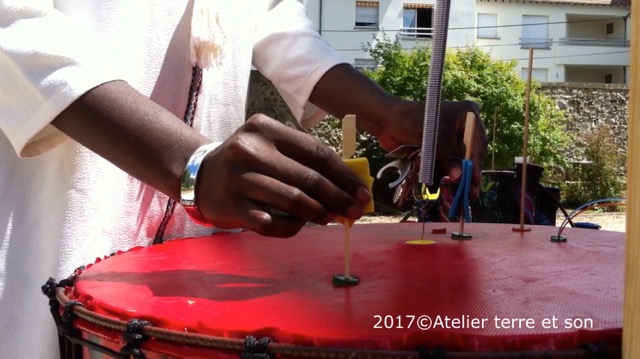 animation fabrication instrument de musique avec des enfant et matériaux de recyclage